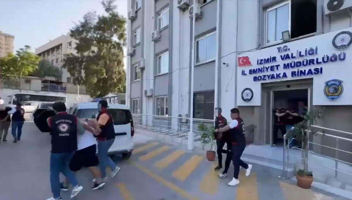 İzmir\'de 2 çocuk babası otomobilinde öldürüldü, 5 şüpheli yakalandı