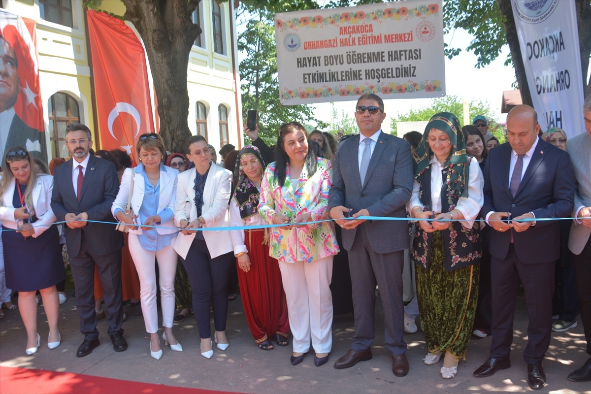 Akçakoca\'da Halk Eğitim Merkezi\'nde El Emeği Ürünler Sergisi