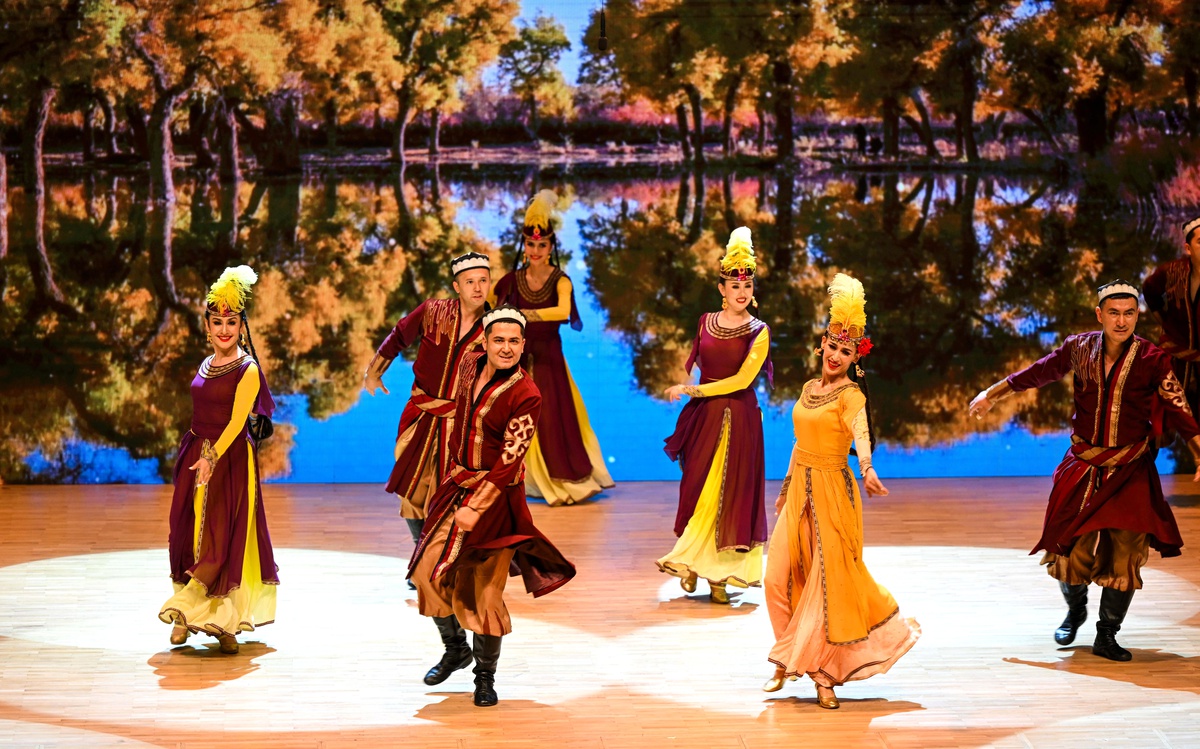 Çinli sanatçılar İstanbul\'da etnik müzik ve dans performansı sergiledi