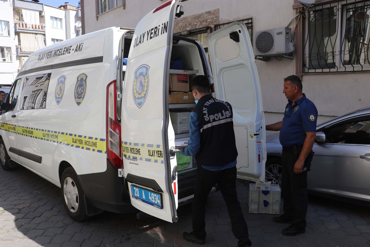 Denizli\'de apart dairesinde yalnız yaşayan bir kişi asansör boşluğunda ölü bulundu