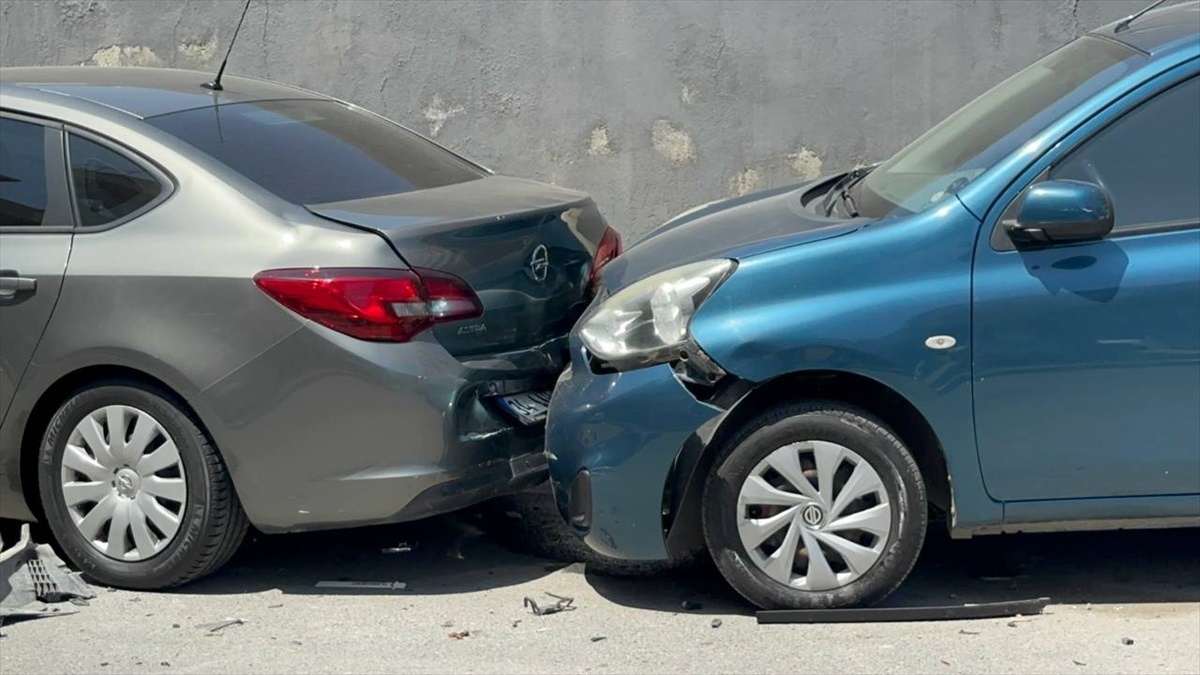 Ataşehir\'de 6 otomobilin karıştığı trafik kazasında 1 kişi yaralandı