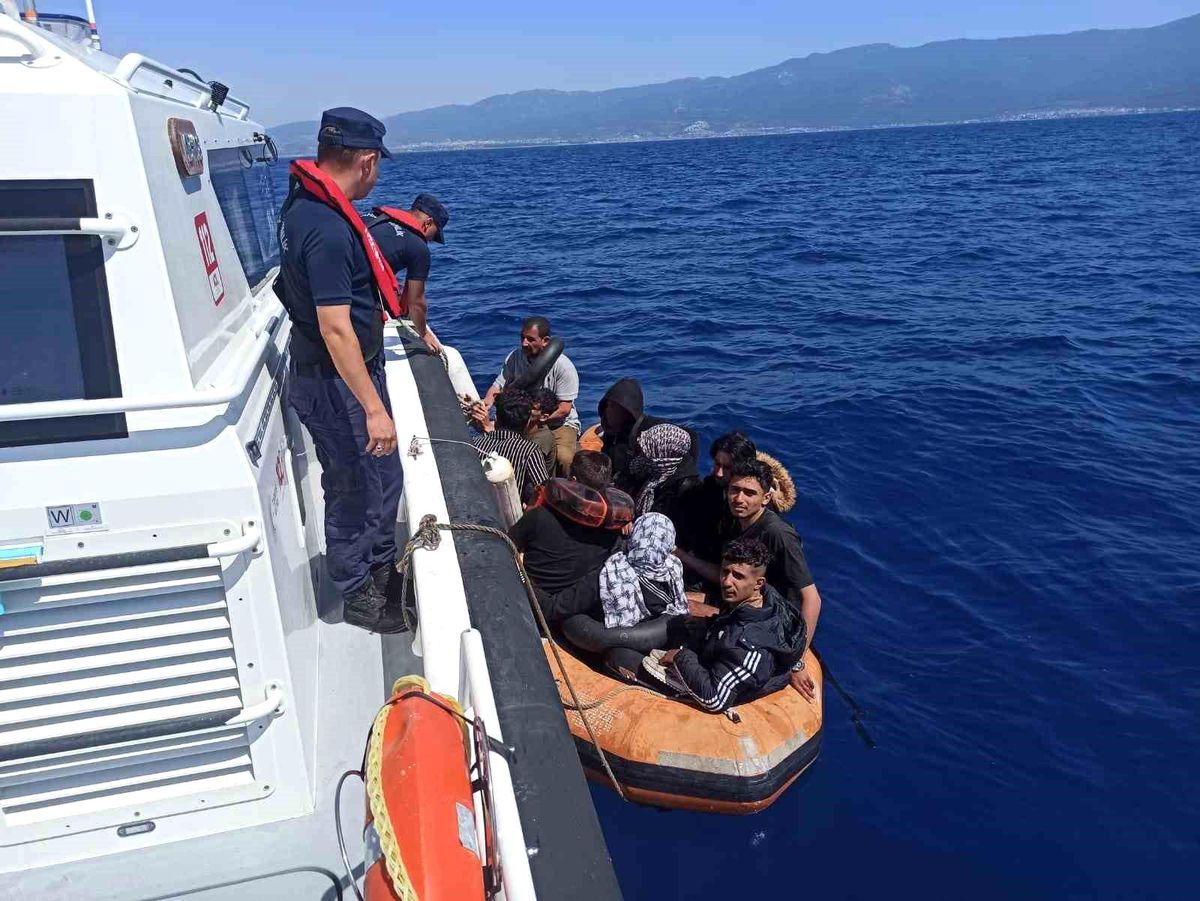Kuşadası\'nda lastik bot içerisindeki 10 düzensiz göçmen kurtarıldı