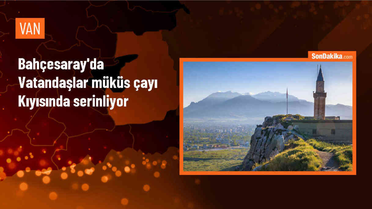 Van\'ın Bahçesaray ilçesinde Müküs Çayı\'nda serinlemek