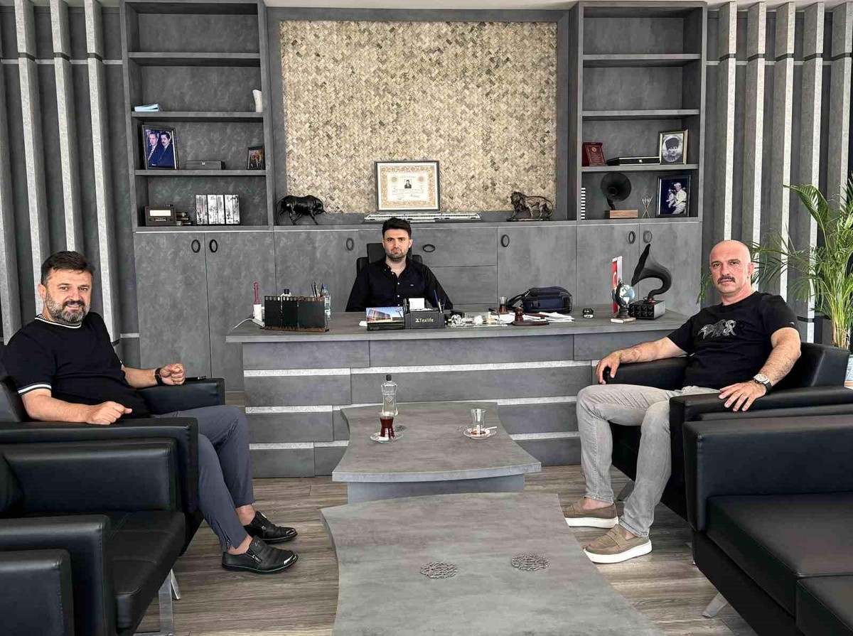 Sivasspor Teknik Direktörü Bülent Uygun, Bursaspor Başkanı Enes Çelik\'i ziyaret etti