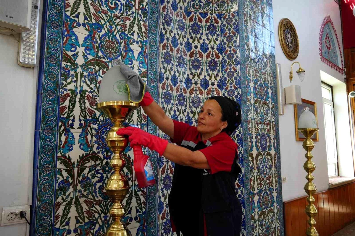 Düzce Belediyesi Cami Temizliği Çalışmalarına Devam Ediyor