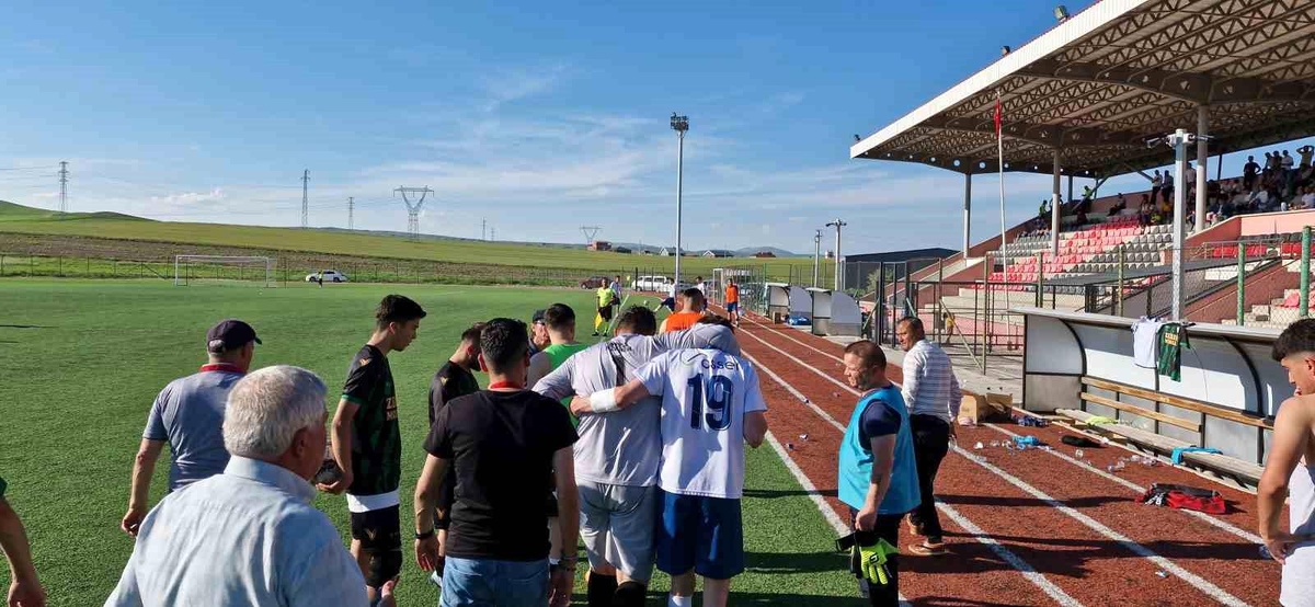 Çorum\'un Alaca ilçesinde oynanan amatör maçta sıcak havadan etkilenen 2 futbolcu hastanelik oldu