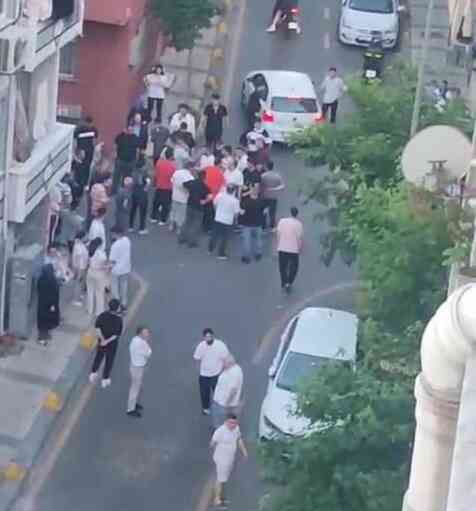 Daireyi boşalt tartışmasında sinirler gerildi! Evden çıkmayan kiracısını oğullarıyla birlikte dövdü Daireyi boşalt tartışmasında sinirler gerildi! Evden çıkmayan kiracısını oğullarıyla birlikte dövdü