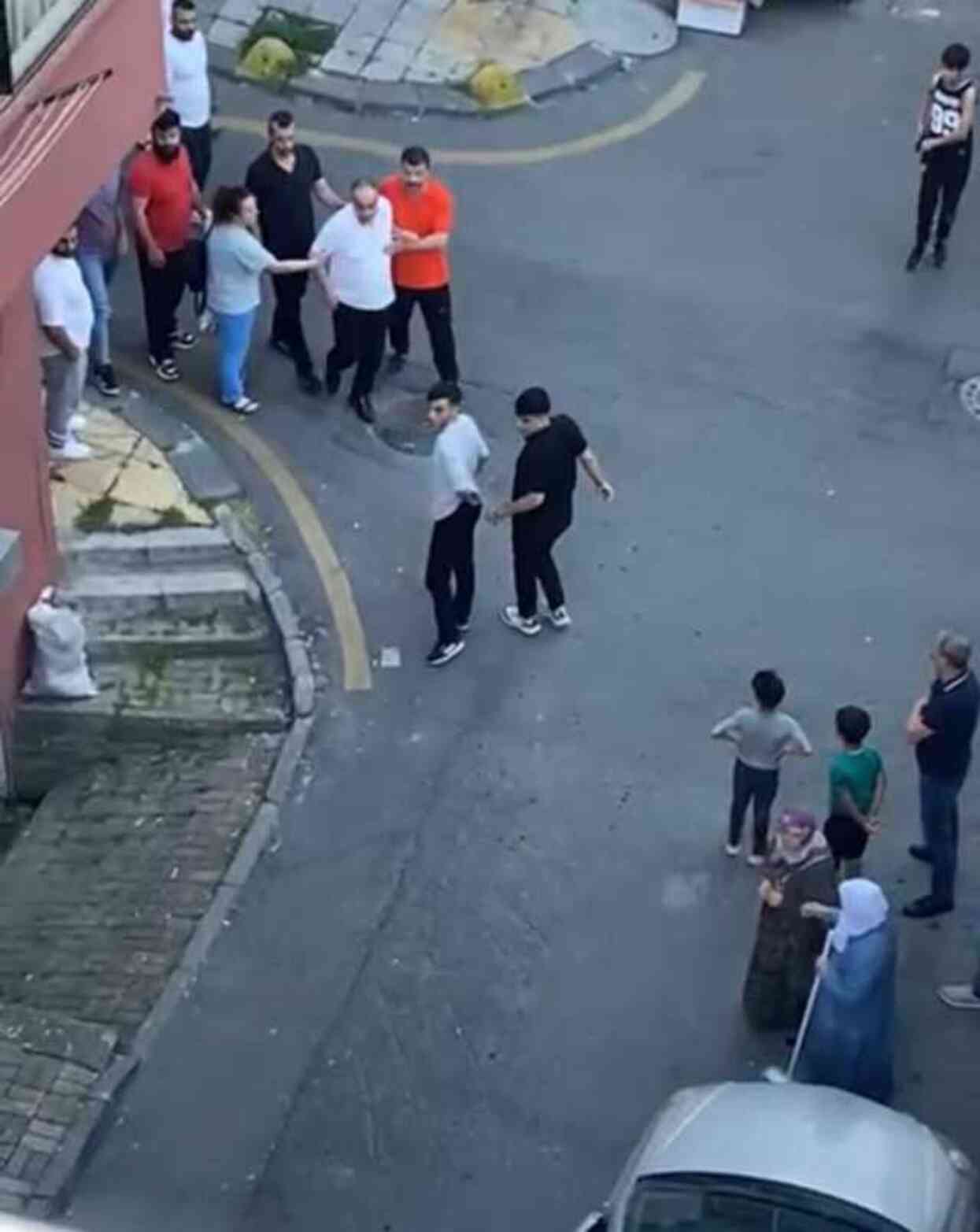 Daireyi boşalt tartışmasında sinirler gerildi! Evden çıkmayan kiracısını oğullarıyla birlikte dövdü Daireyi boşalt tartışmasında sinirler gerildi! Evden çıkmayan kiracısını oğullarıyla birlikte dövdü