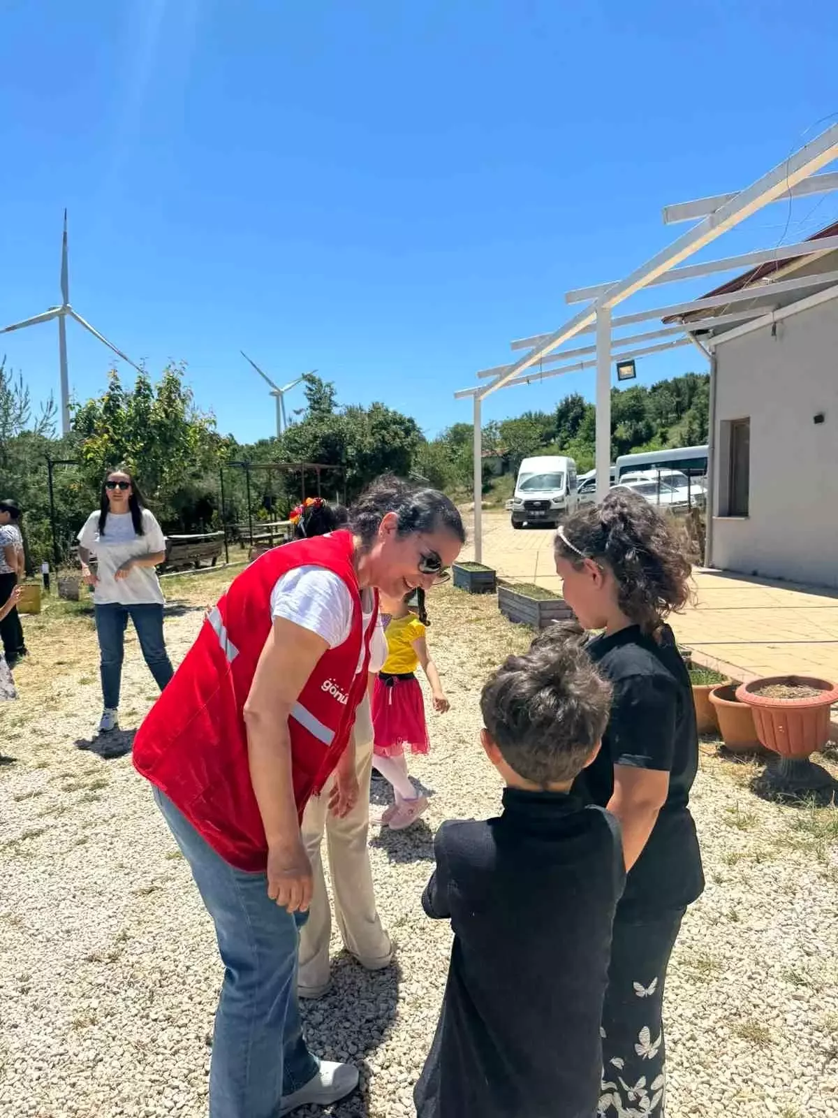 Türk Kızılay Bolu Şubesi, Hatay\'da depremzede öğrencilere kıyafet dağıttı