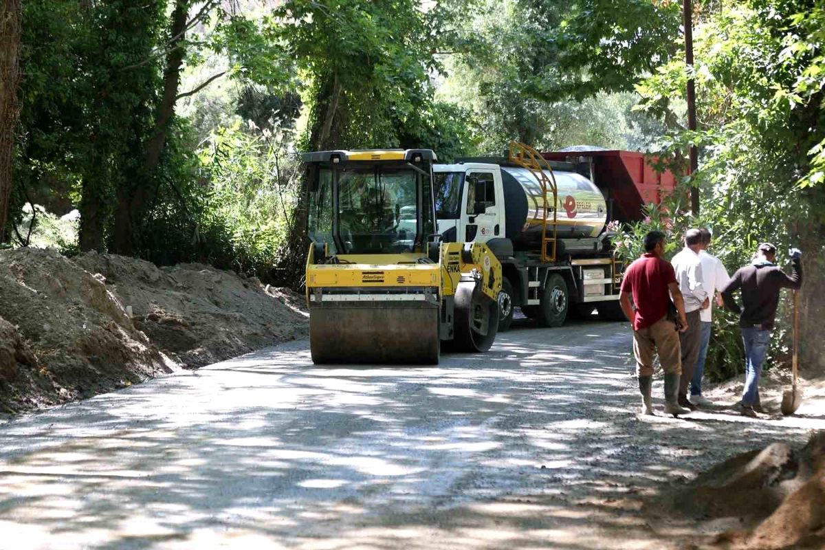 Efeler Belediyesi Yol Çalışmalarıyla Ulaşım Konforunu Artırıyor