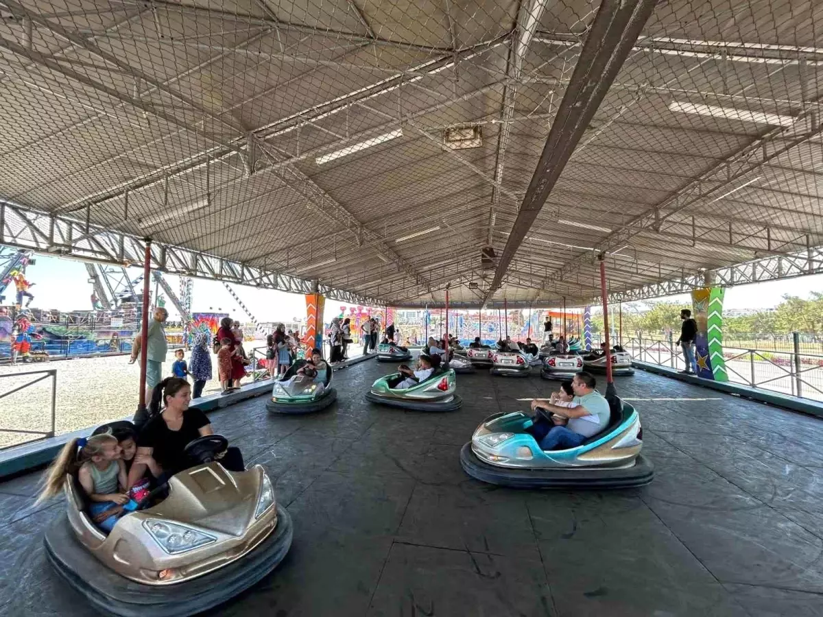 Didim\'de Engelli Öğrenciler Lunaparkta Eğlendi