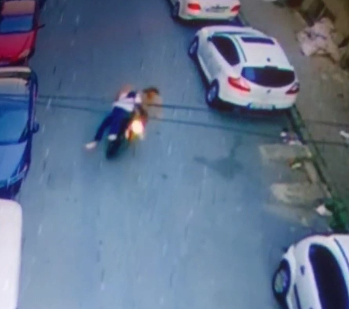 Motosiklet Sürücüsü Kadına Çarptı, Yaralı Kadın Yardım Beklerken Sürücü Kaçtı