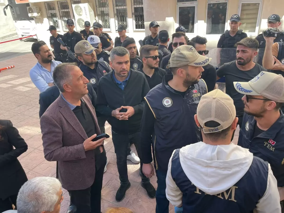 Hakkari Belediye Başkanı Gözaltına Alındı, Gösteri ve Yürüyüşler Yasaklandı