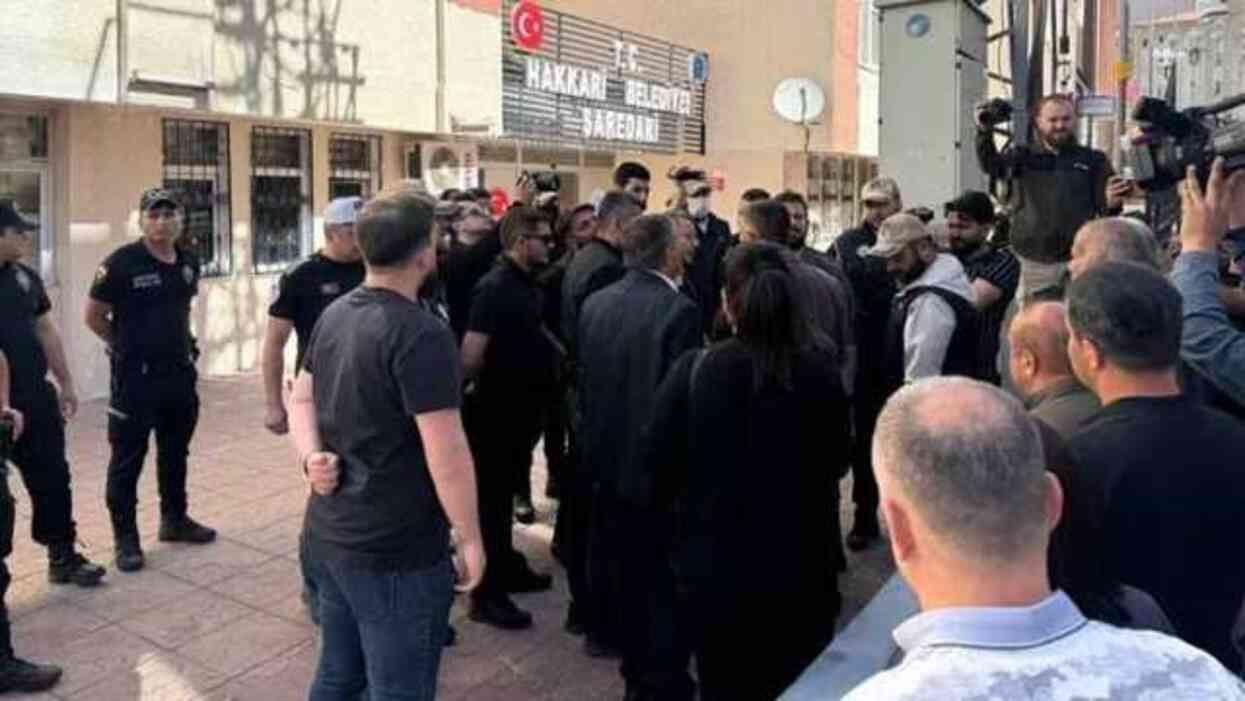 Hakkari Belediyesi Eş Başkanı Mehmet Akış gözaltına alındı! Polis belediyede arama yapıyor