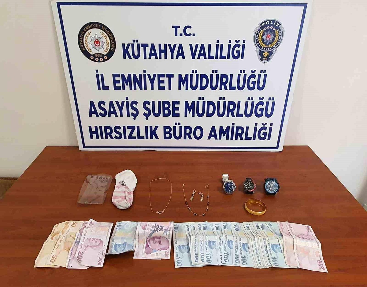 Kütahya\'nın Gediz ilçesinde evden hırsızlık olayına karışan 3 zanlı yakalandı