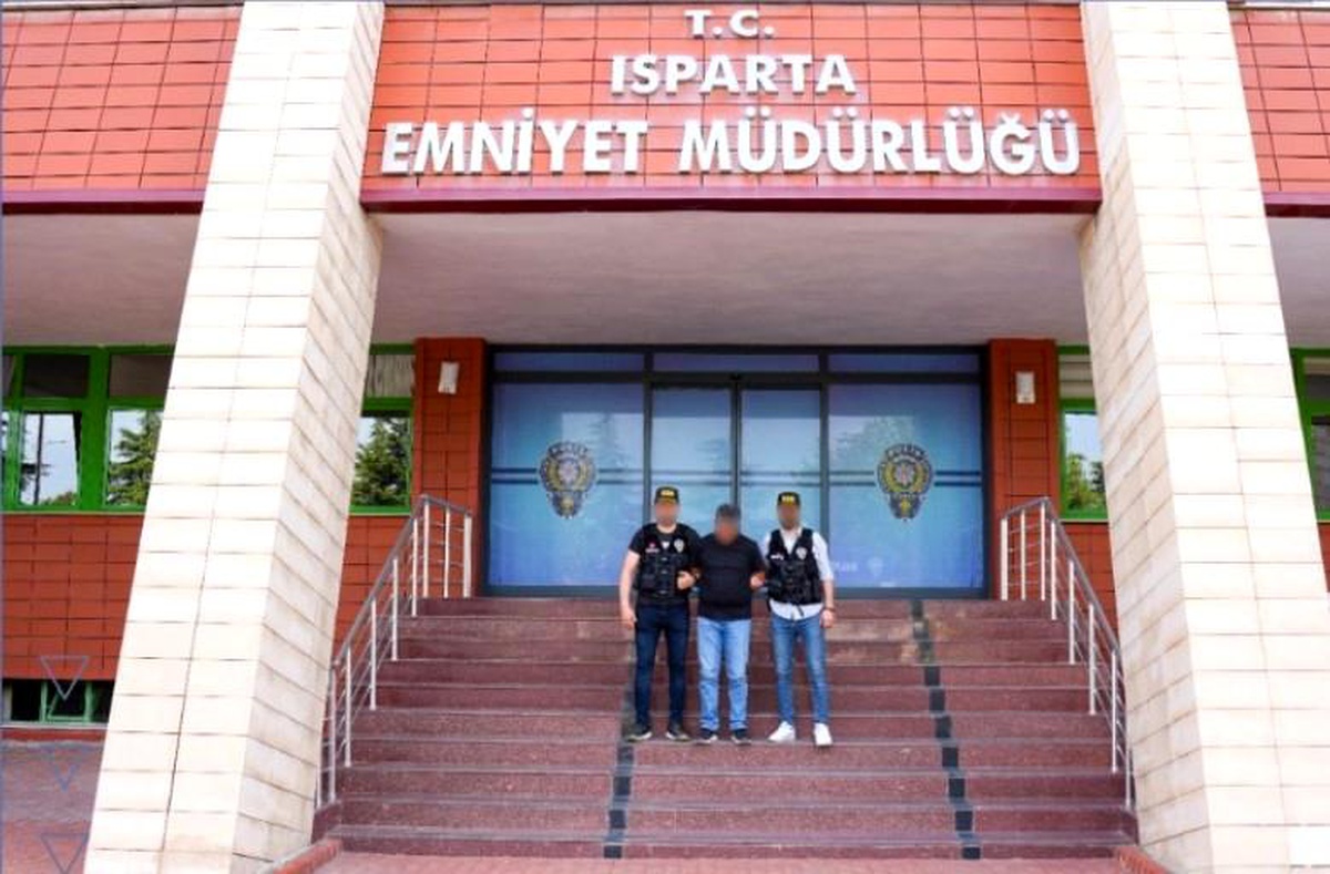 Isparta\'da 21 yıl hapis cezasıyla aranan uyuşturucu taciri yakalandı