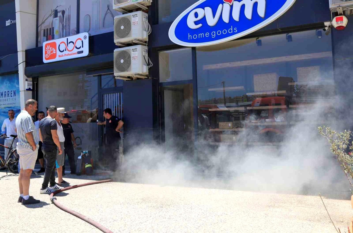 Antalya\'da işyerinde çıkan yangında işyeri sahibi çaresiz kaldı