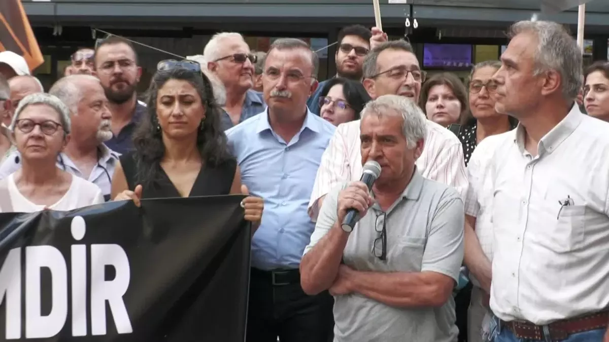 İzmir Emek ve Demokrasi Güçleri, Hakkari Belediyesi\'ne Kayyum Atanmasını Protesto Etti