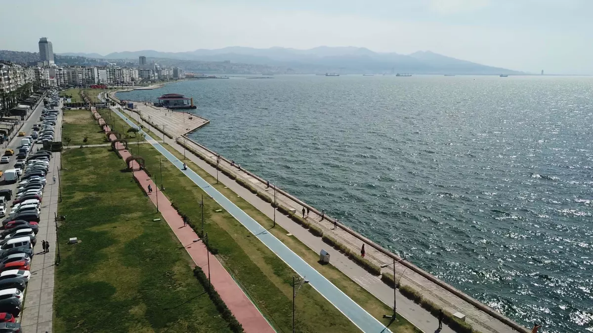 İzmir\'de Sıcak Hava Nedeniyle Kordon Boş Kaldı