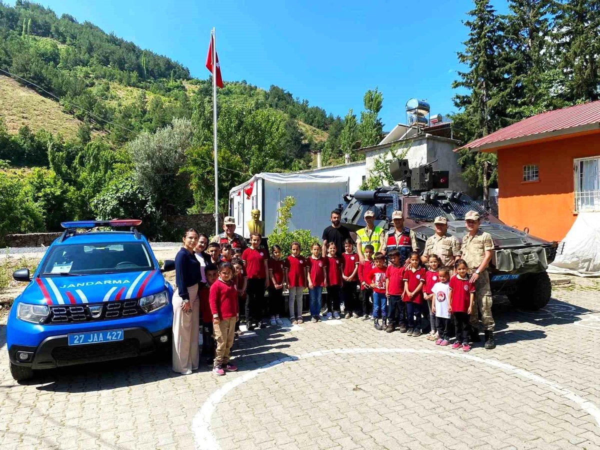 Gaziantep\'te Jandarma, Depremzedeleri Okullarında Ziyaret Ederek Eğitim Verdi