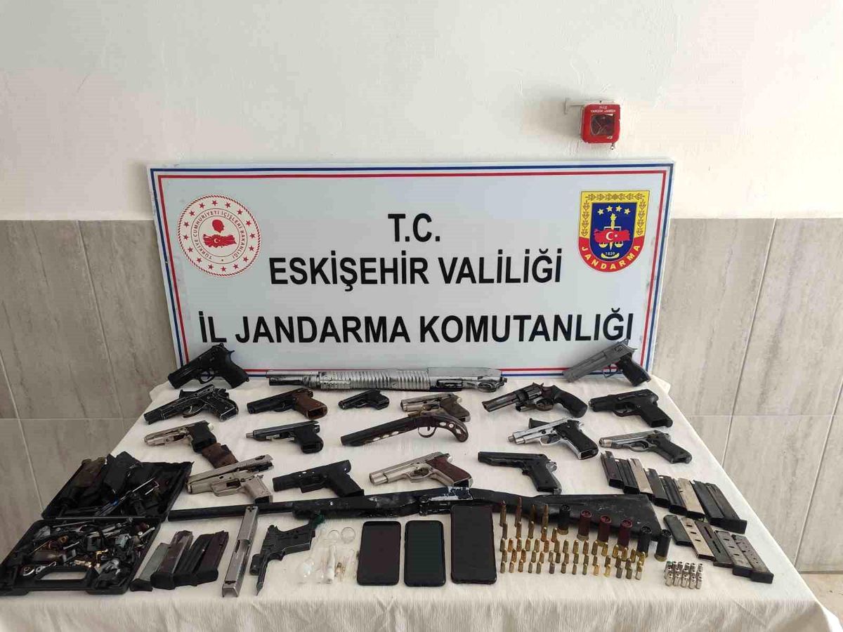 Eskişehir\'de Kaçak Silah ve Mühimmat Operasyonu: Şüpheli Yakalandı