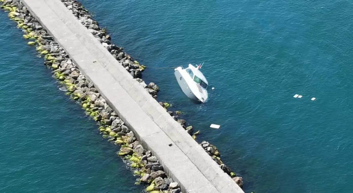 Haydarpaşa\'da batmak üzere olan teknedeki 10 kişi kurtarıldı