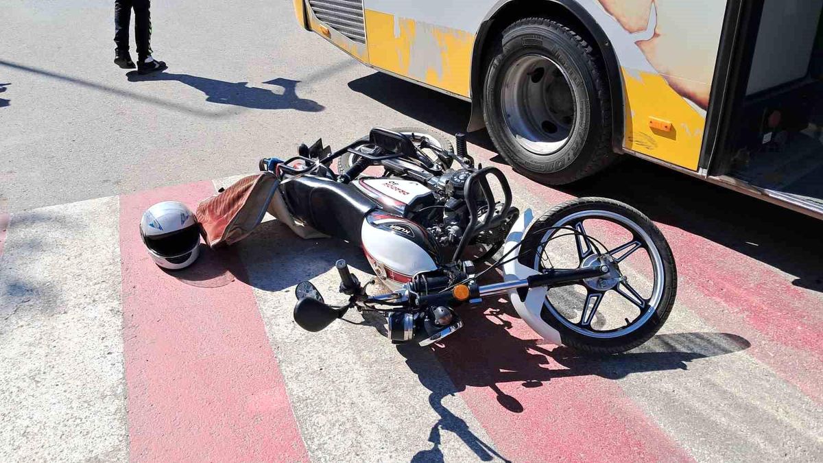 Karaman\'da belediye otobüsüne çarpan motosiklet sürücüsü yaralandı