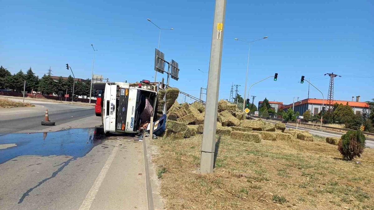 Lüleburgaz\'da Saman Yüklü Kamyon Devrildi