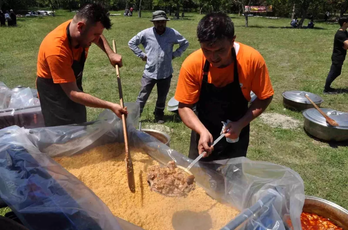 Mudurnu\'da Geleneksel Hacet Bayramı Coşkusu