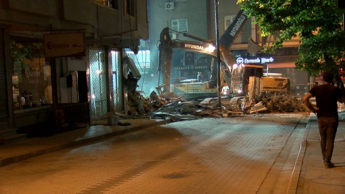 Küçükçekmece\'de çöken binanın bitişiğindeki boş bina kontrollü şekilde yıkıldı