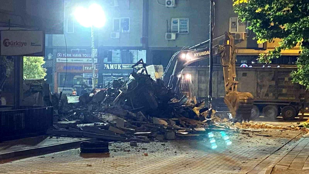 Küçükçekmece\'de çöken binanın yan tarafında yer alan 3 katlı bina kontrollü bir şekilde yıkıldı