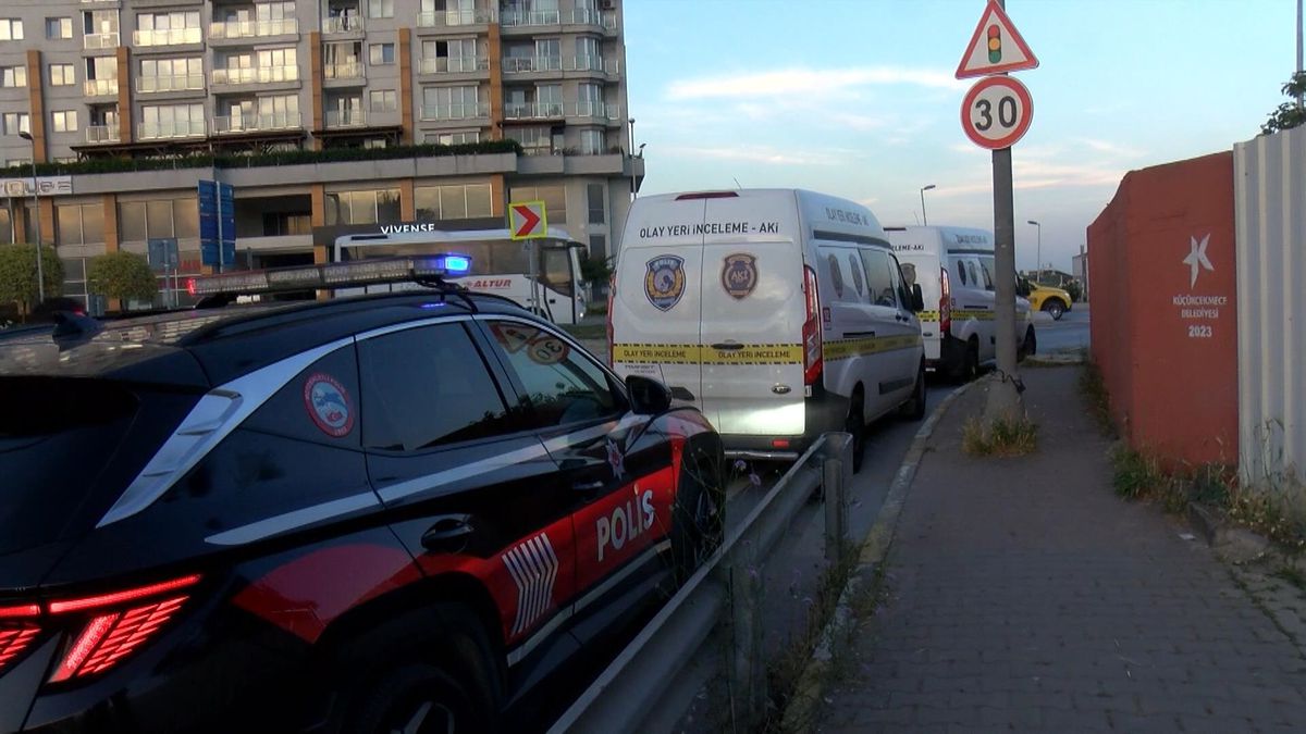 KÜÇÜKÇEKMECE\'de Piknik Yapanlar Tarafından Erkek Cesedi Bulundu