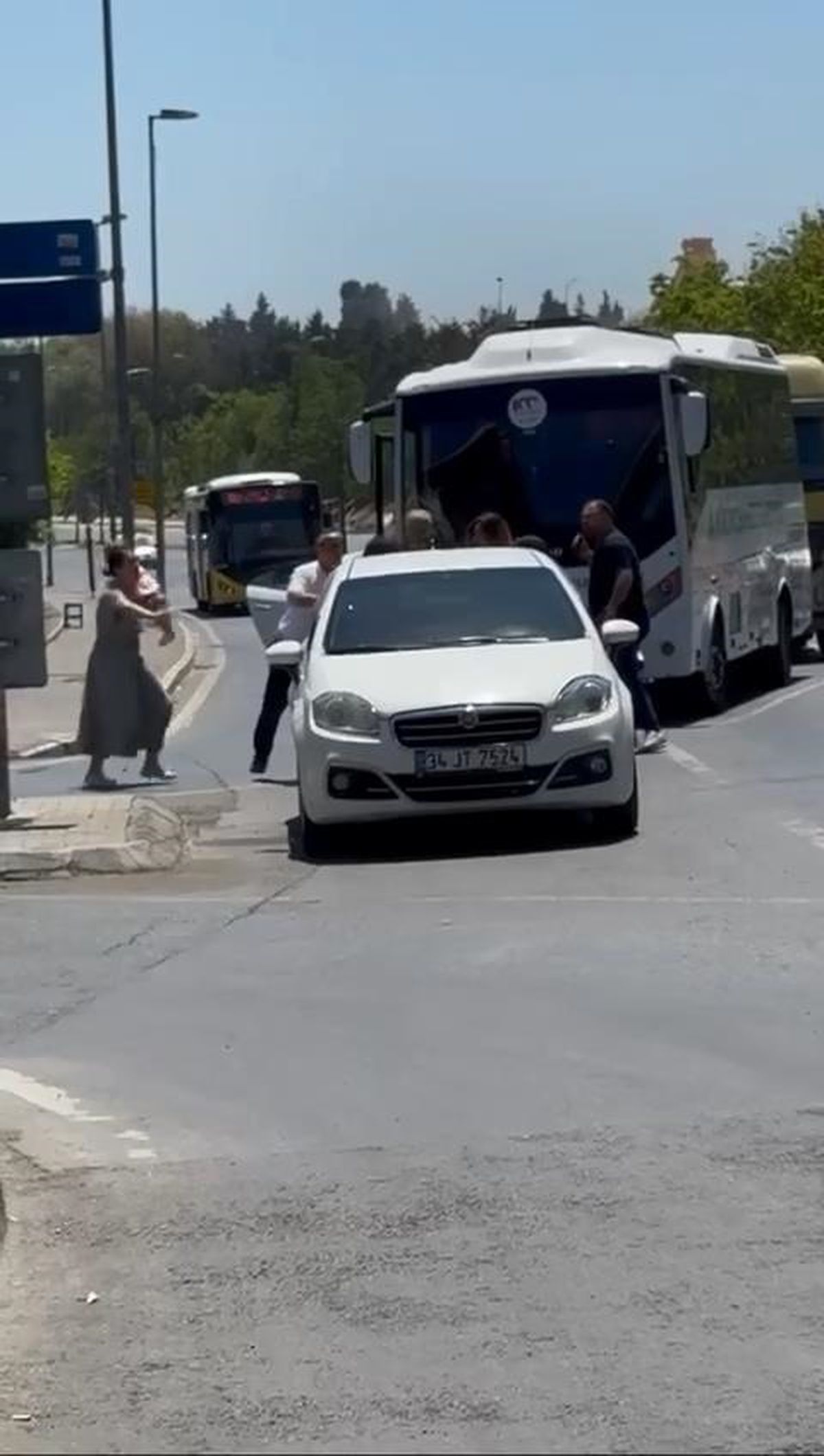 Küçükçekmece\'de trafik kavgası: Sürücüler arasında coplu kavga çıktı