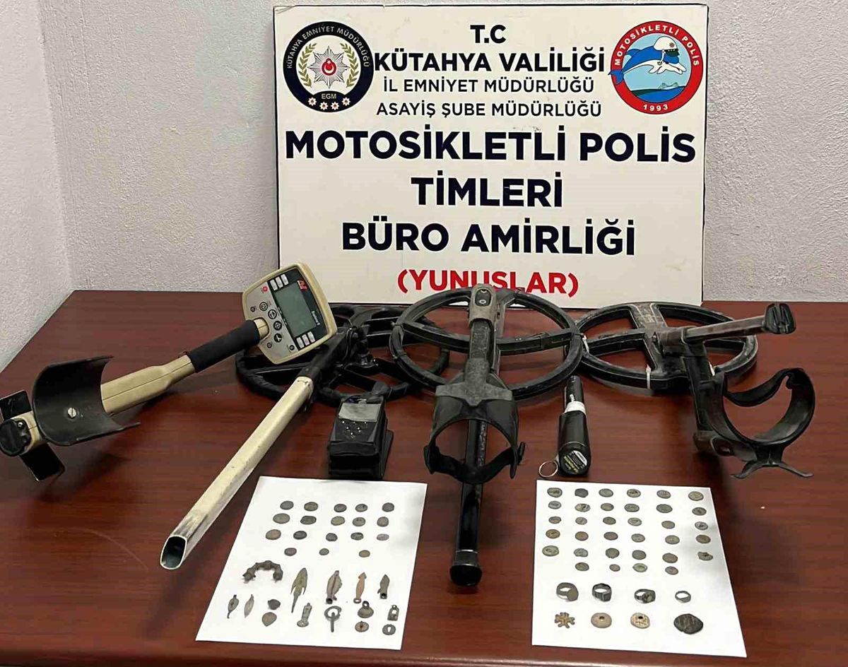 Kütahya\'da 75 Parça Tarihi Eser Ele Geçirildi, 3 Kişi Gözaltına Alındı