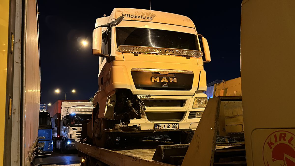 İzmir\'de Lastiği Patlayan TIR Ankara Caddesi\'ne Devrildi