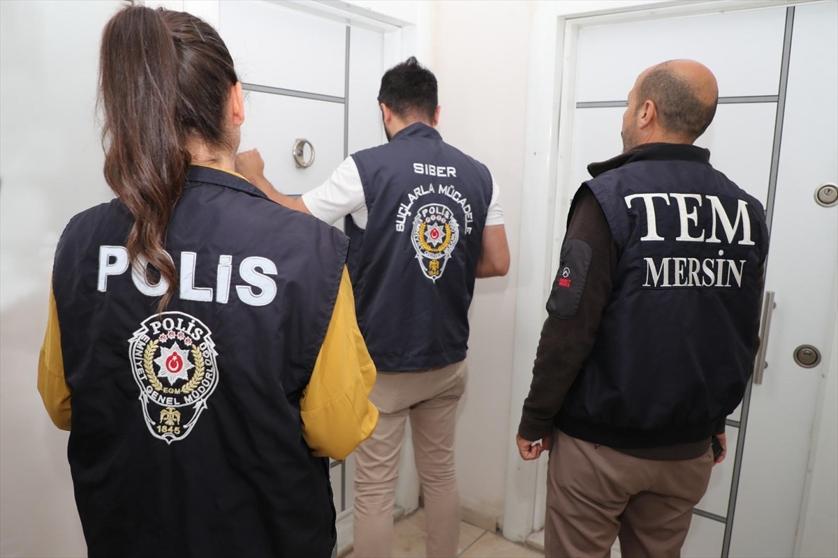 Mersin\'de Müstehcen Yayın İddiasıyla Gözaltına Alınan 10 Şüpheliden 4\'ü Tutuklandı