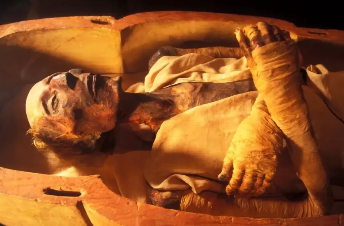 Mısır\'ın en güçlü firavununa ait mumya, ölümünden 3.000 yıl sonra bir manastırın altındaki gizli mezarda keşfedildi.