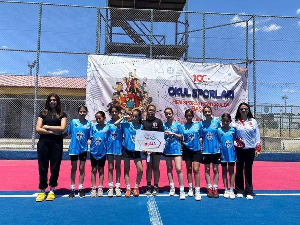 Muğla Cumhuriyet Ortaokulu Okul Sporları Küçük Kızlar Hokey Türkiye Şampiyonası\'nda yarı finale yükseldi