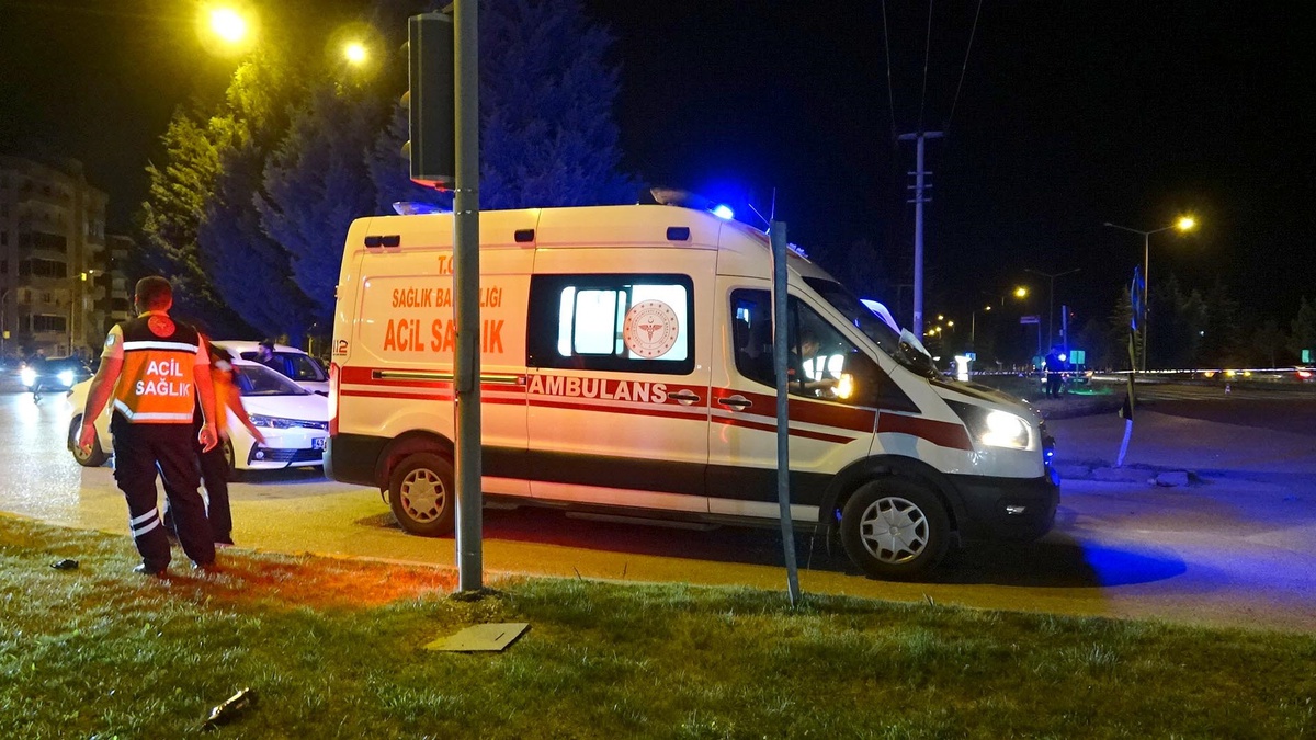 Kırmızı Işıkta Bekleyen Motosiklete Otomobil Çarptı: 2 Ölü