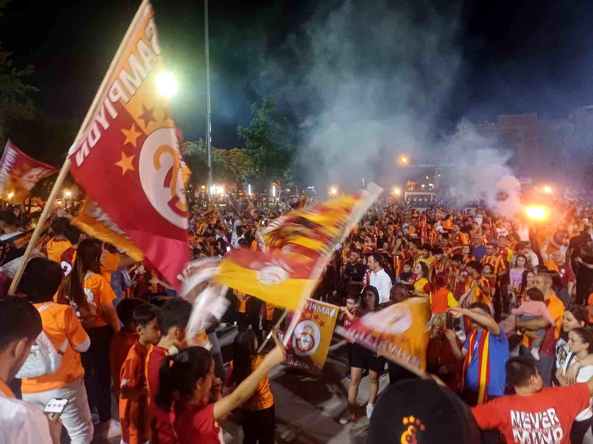 Galatasaray Taraftarları Salihli\'de Şampiyonluk Kutlaması Yaptı