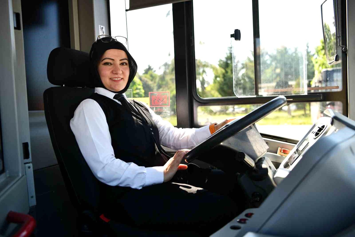 Samsun Büyükşehir Belediyesi\'nde İlk Kadın Otobüs Şoförü Görev Yapıyor