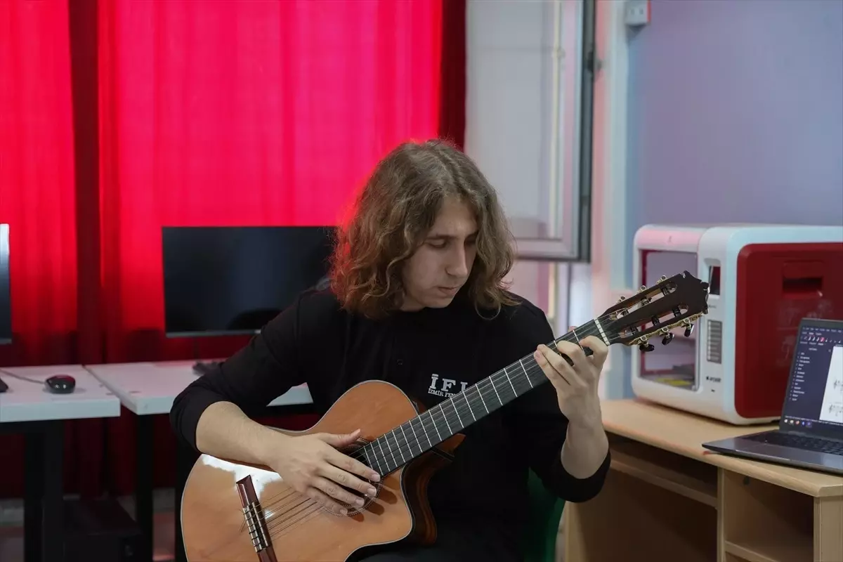 İzmir Fen Lisesi Öğrencisi Yapay Zeka ile Geliştirdiği Gitar Modeliyle Ödül Aldı