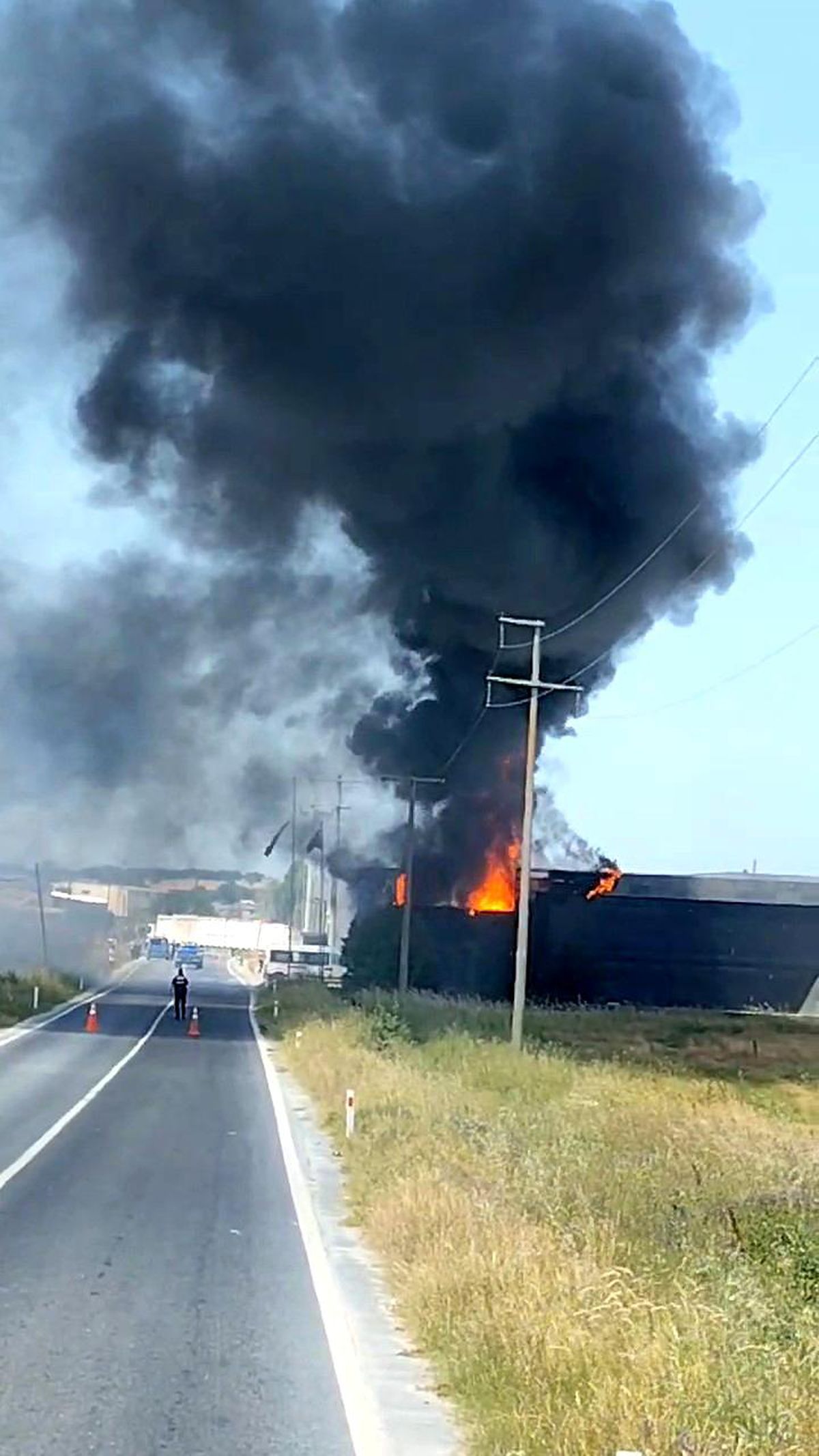 Silivri\'de bulunan bir boya fabrikasında henüz belirlenemeyen bir nedenle yangın çıktı.