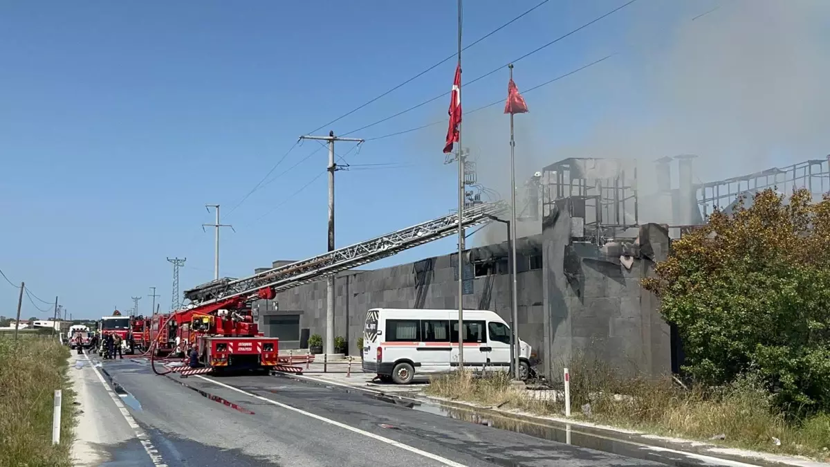 Silivri\'de bir boya fabrikasında yangın çıktı