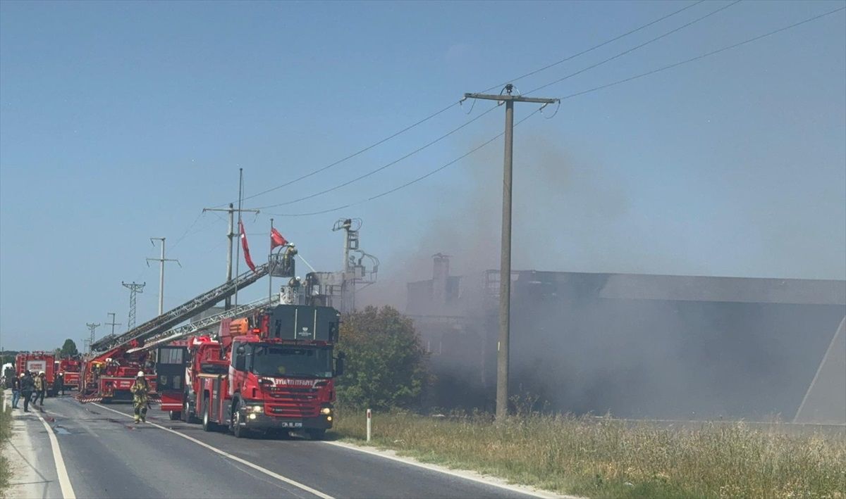 Silivri\'de bir fabrikada çıkan yangın söndürüldü