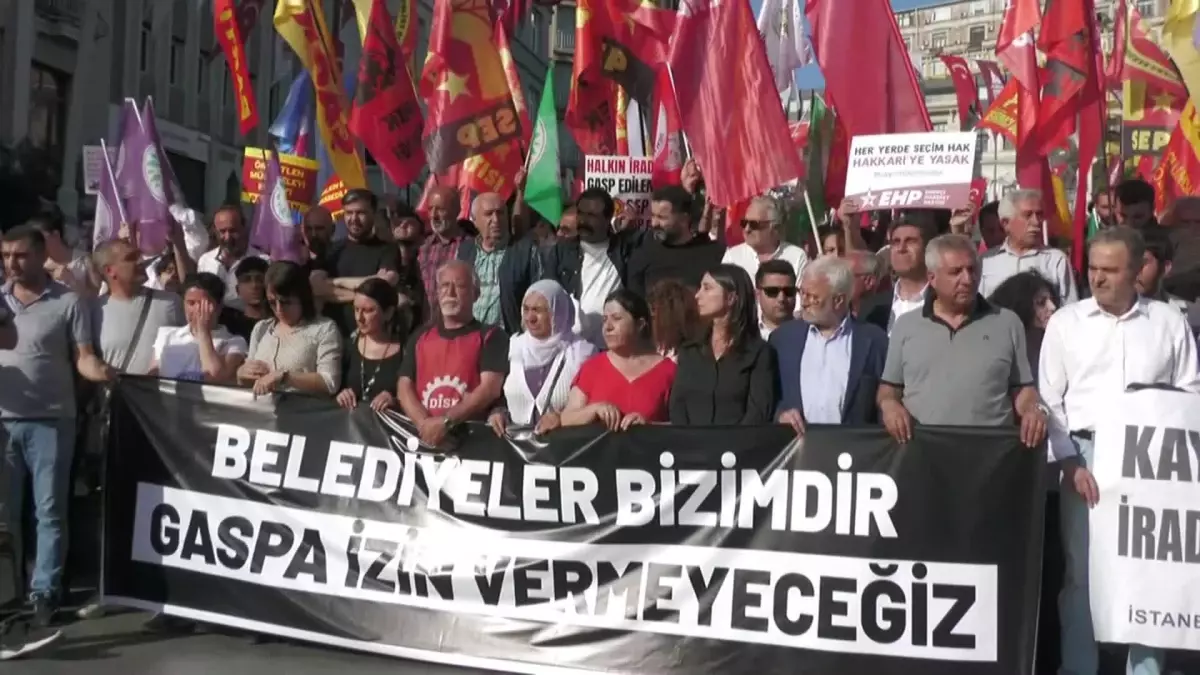 Hakkari Belediye Eş Başkanı\'nın görevden alınması protesto edildi