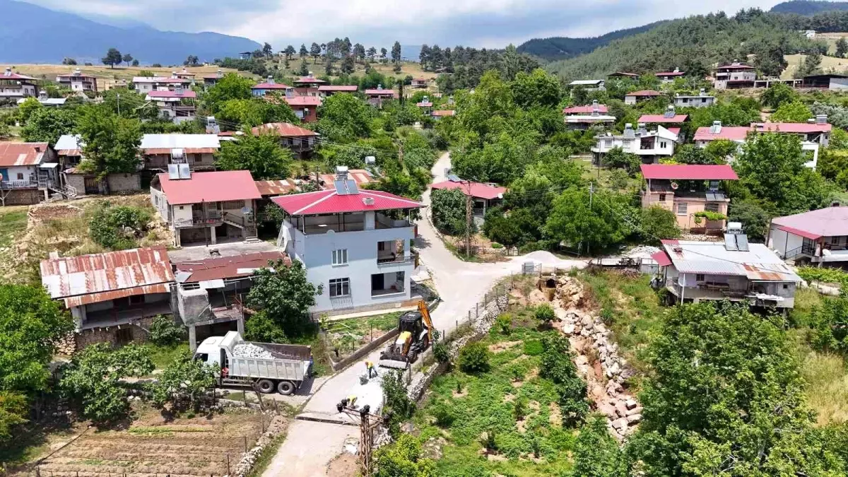 Tarsus Belediyesi Köy Yollarını Yapıyor