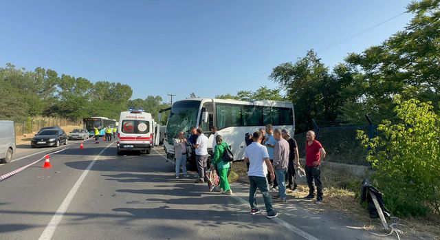 Çorlu'da feci kaza: minibüs ile midibüsün çarpışması sonucu 2 ölü, 9 yaralı Çorlu'da feci kaza: minibüs ile midibüsün çarpışması sonucu 2 ölü, 9 yaralı