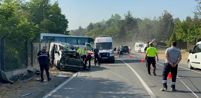 Çorlu'da feci kaza: minibüs ile midibüsün çarpışması sonucu 2 ölü, 9 yaralı Çorlu'da feci kaza: minibüs ile midibüsün çarpışması sonucu 2 ölü, 9 yaralı