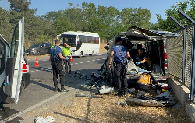 Çorlu'da feci kaza: minibüs ile midibüsün çarpışması sonucu 2 ölü, 9 yaralı Çorlu'da feci kaza: minibüs ile midibüsün çarpışması sonucu 2 ölü, 9 yaralı